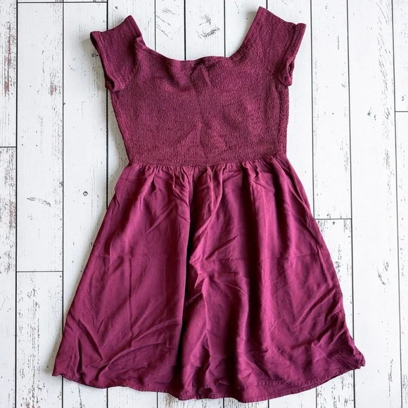 Mossimo Smocked Babydoll Dress Burgundy Cap Sleeve Size Medium - Picture 3 of 7